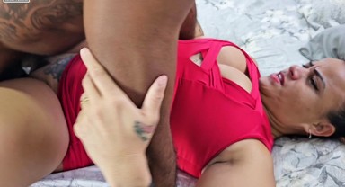 Namorado Aproveita Que Fiquei Enganchada Em Baixo Da Mesa E Soca Seu Pau Grosso Em Minha Buceta