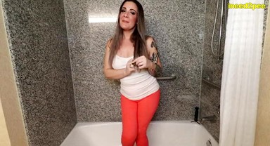 INEED2PEE Whitney Morgan candid pissing orange pants in tub - Ineed2pee Ineedamommy